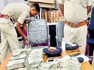 दिल्ली पुलिस पर हमला, तस्कर को पकड़ने गई पुलिस को ग्रामीणों ने बनाया बंधक; 4 लाख नकली नोट जब्त …