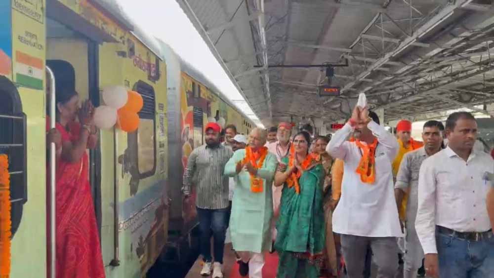 रामभक्ति का सफर शुरू: विधायक धरमलाल कौशिक ने दिखाई हरी झंडी, श्रद्धालुओं से भरी ट्रेन अयोध्या के लिए रवाना 1 1 1338