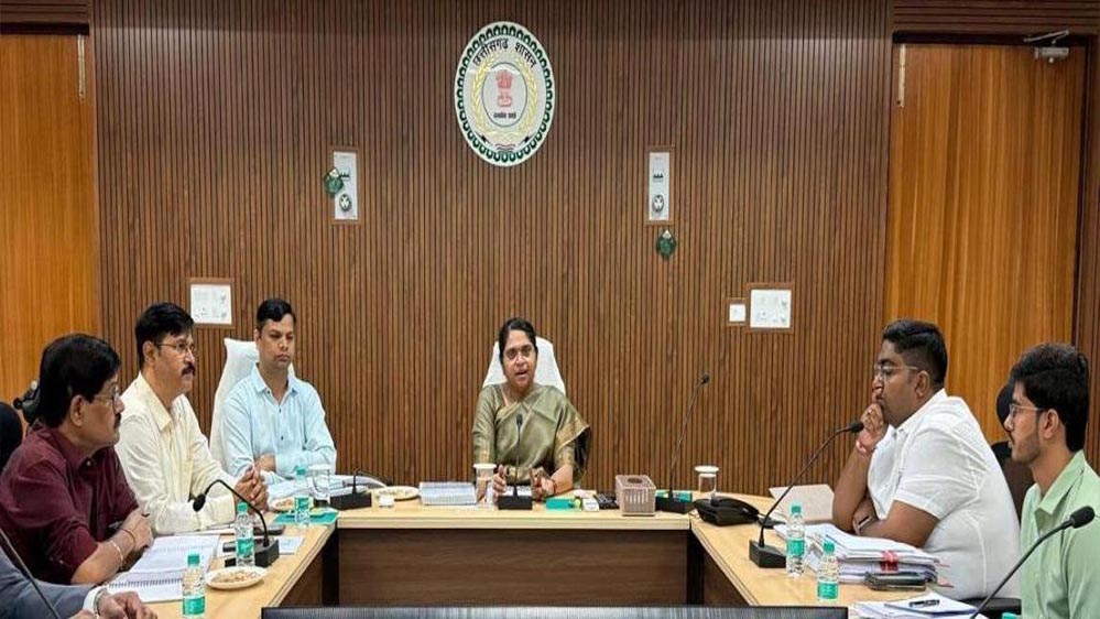 रायपुर: आबकारी विभाग की समीक्षा बैठक में अधिकारियों को राजस्व लक्ष्य प्राप्ति के निर्देश 2 14A 34 1